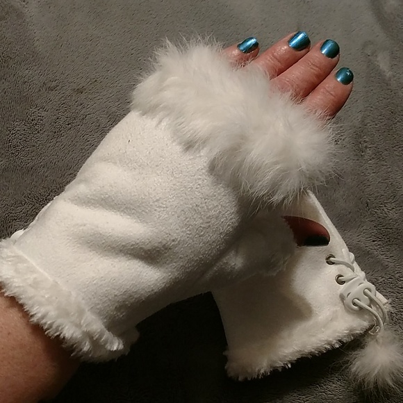 Posh Accessories - Posh style hand warmer gloves Posh Accessories - Posh style hand warmer gloves